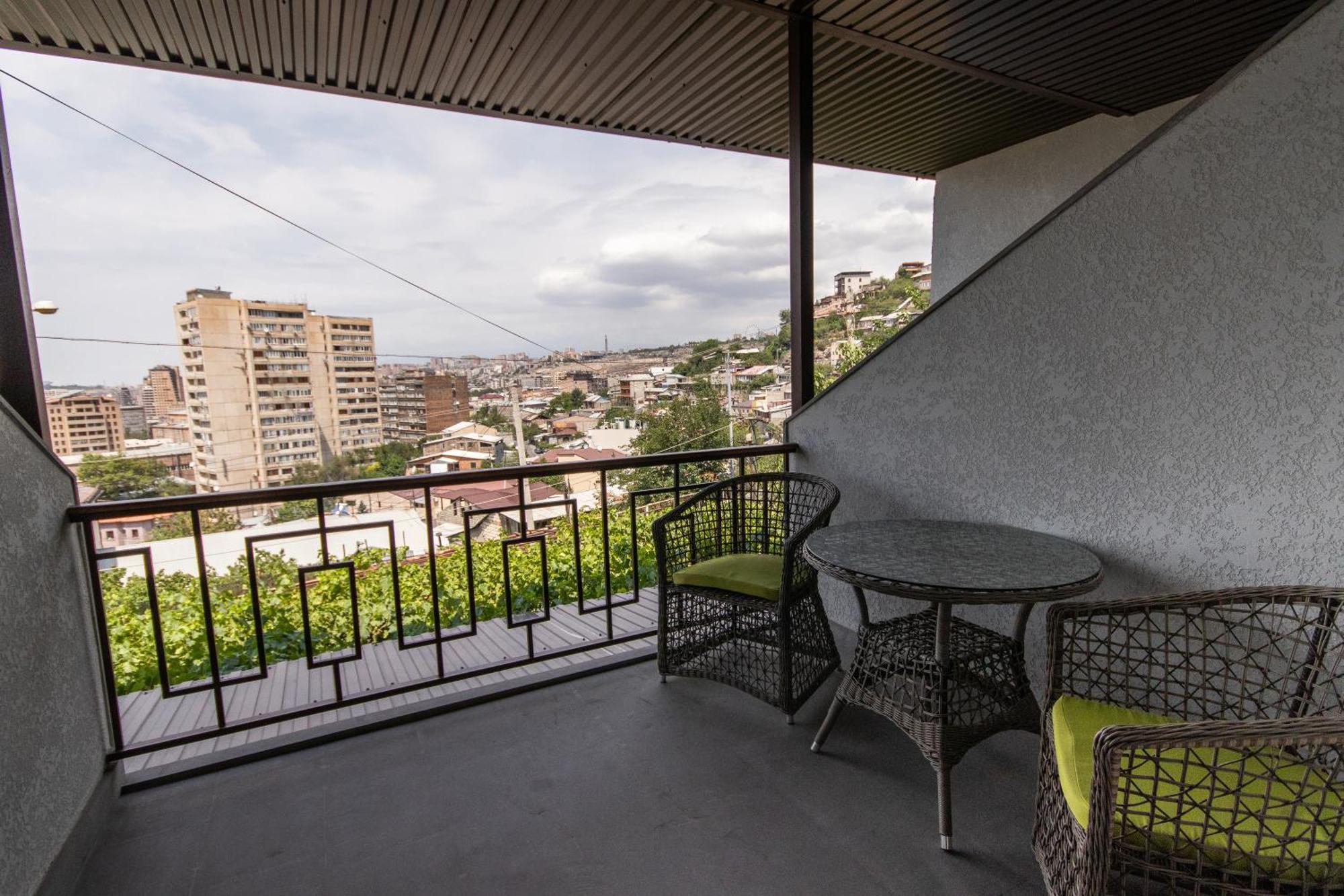 Hillside Guest House Ереван Екстериор снимка
