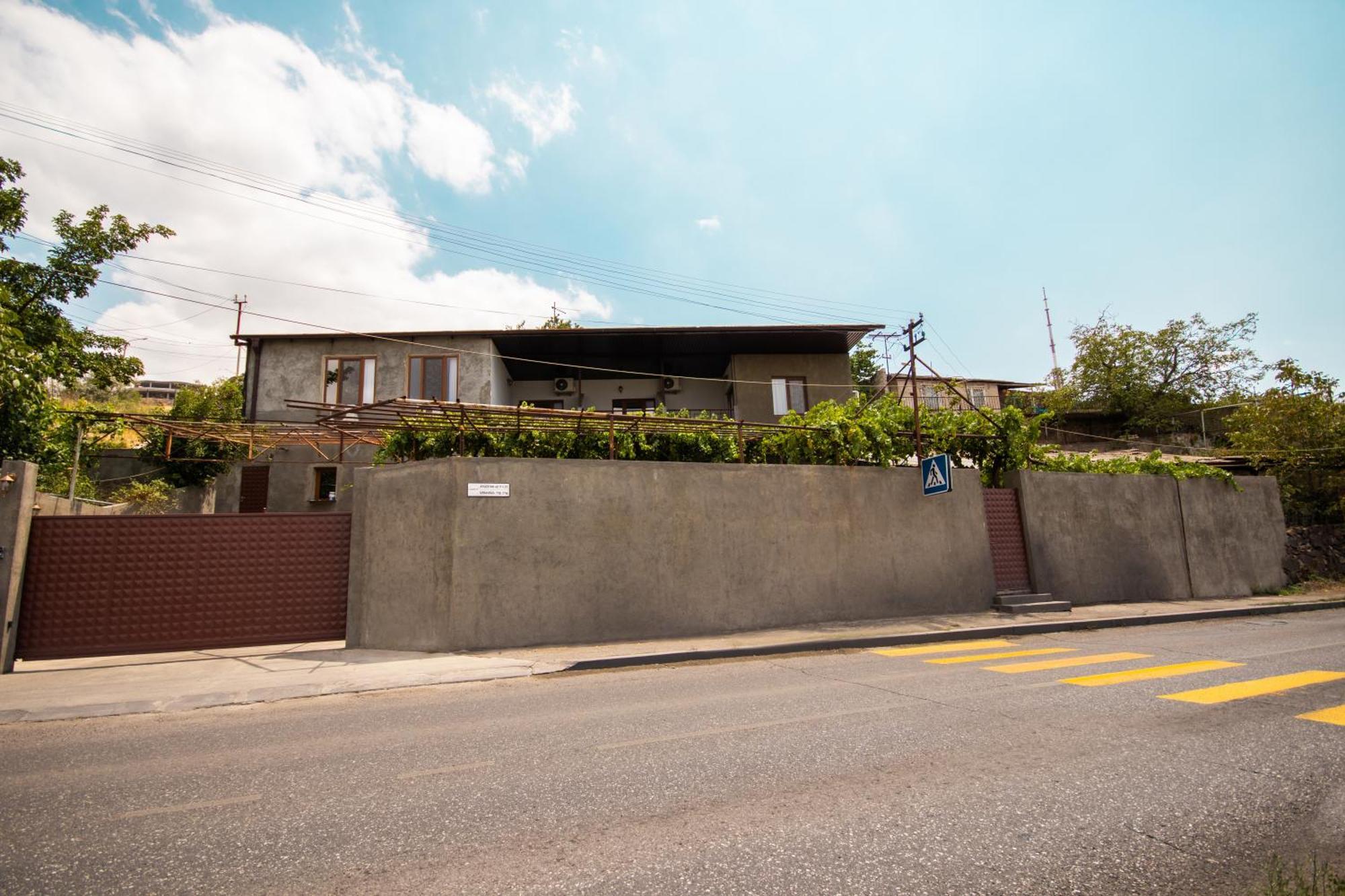 Hillside Guest House Ереван Екстериор снимка
