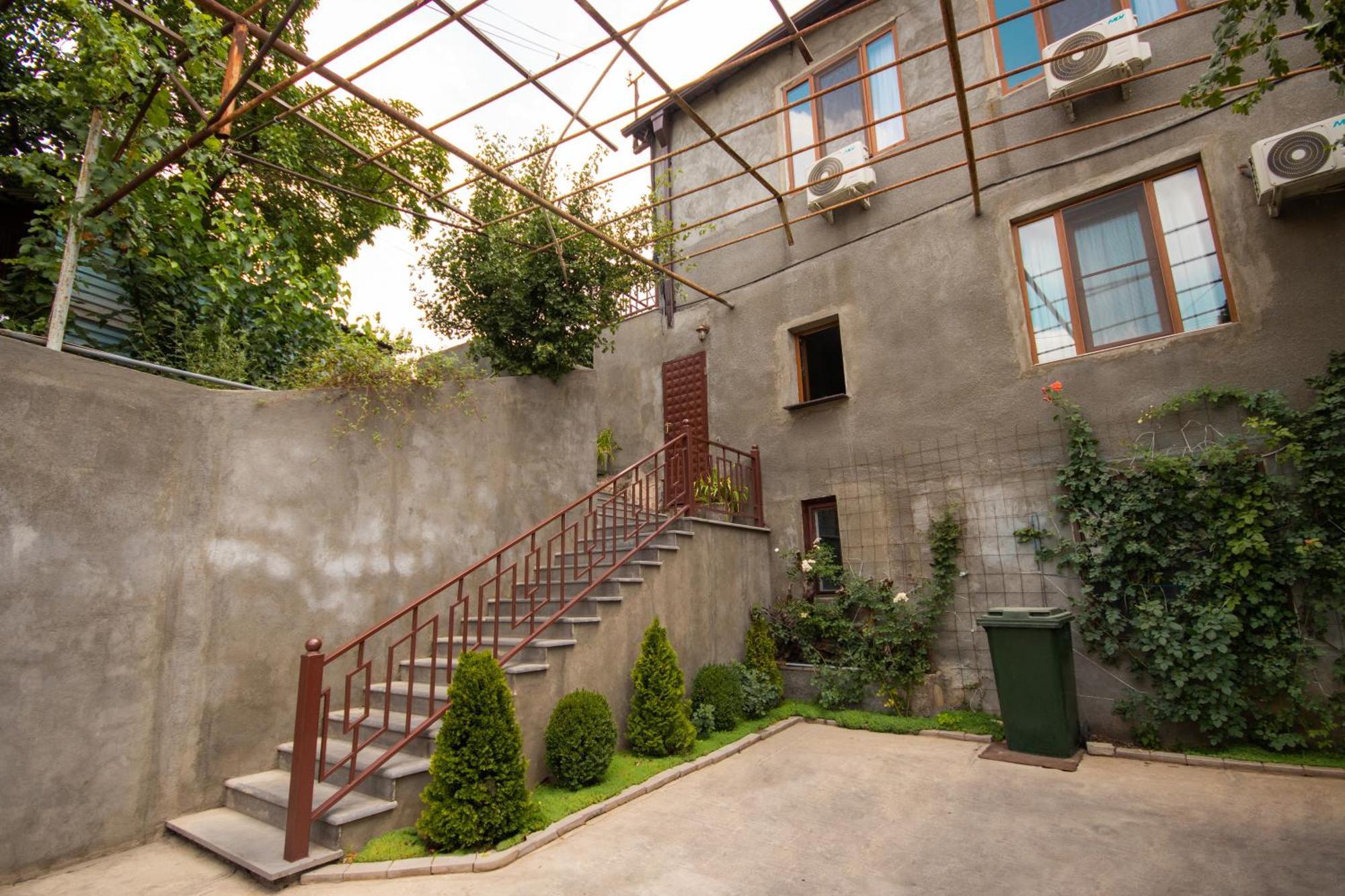 Hillside Guest House Ереван Екстериор снимка